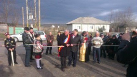 A fost tăiată panglica de inaugurare a drumului comunal Cucuteni-Durneşti 