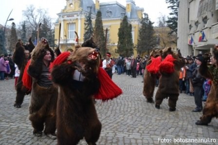 Paradă a formaţiilor de dansuri şi obiceiuri de iarnă la Botoșani – VIDEO/FOTO