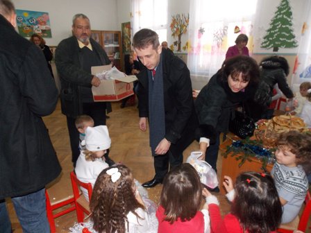 Deputatul PSD Tamara Ciofu a donat pachete cu alimente pentru grădinițele din colegiul său