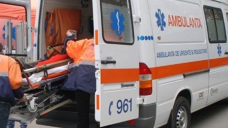 Lovit de un necunoscut cu o scândură în cap, un tânăr a ajuns la un spital din Iași în stare gravă
