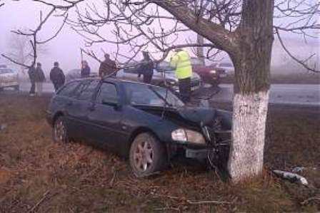 Femeie ajunsă la spital după ce mașina în care se afla s-a izbit într-un copac în apropiere de Cucorăni