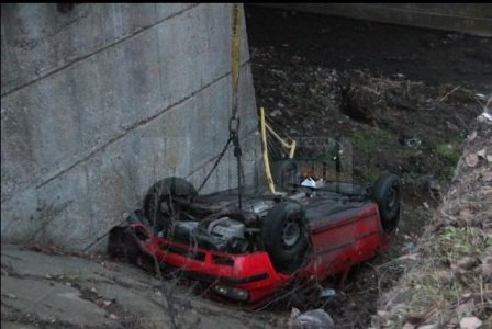 Accident cu trei răniți produs de un botoșănean: mașina a căzut în gol de pe pod!