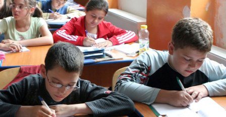 Băsescu vrea ca elevii din Republica Moldova să studieze limba română