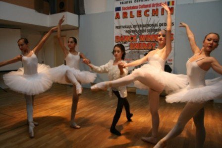Asociația Culturală ARLECHIN Botoșani organizează cursuri de balet şi dans clasic pentru copii şi elevi