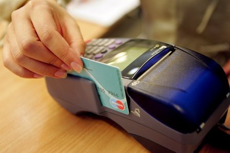 Comisioanele la cumpărăturile cu cardul se înjumătăţesc. Consumatorii ar putea vedea mici ieftiniri