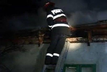 Incendiu cu sfârșit tragic! Un tânăr a fost descoperit decedat pe patul din camera unde a izbucnit focul