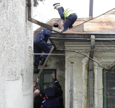 Jandarmii au intervenit în salvarea unui tânăr care s-a urcat pe acoperișul unei case și amenința că se sinucide