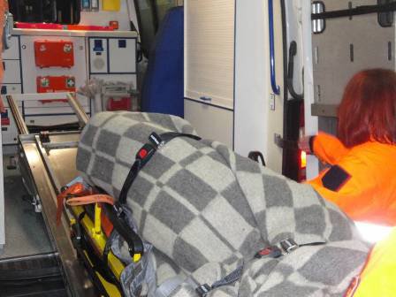 Bărbat ajuns la spital după ce a căzut în subsolul unui bloc