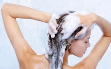 5 greșeli pe care le faci în mod frecvent atunci când te speli pe cap