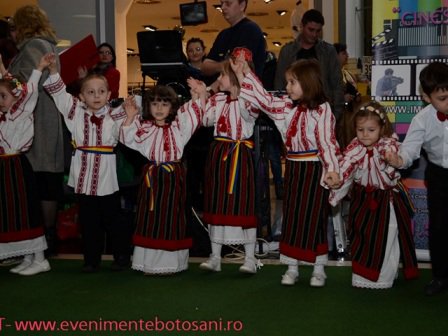 Mamele au fost elogiate prin spectacol la Botoşani Shopping Center