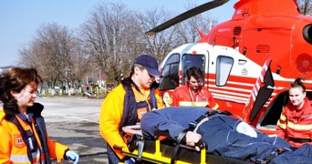 Elicopterul SMURD a preluat și transportat la Iași un șofer de ambulanță care a căzut în cap