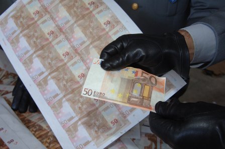 Bancnote de 50 de euro false, aproape identice cu cele reale, depistate în Suceava