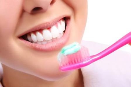 Cât de dăunătoare este pasta de dinți? Cu ce o putem înlocui?