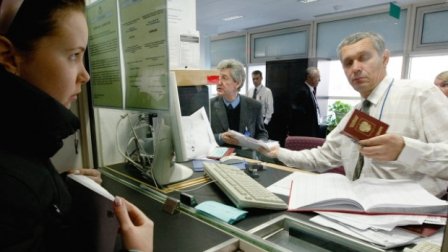 Ucraina introduce vize pentru cetăţenii ruşi