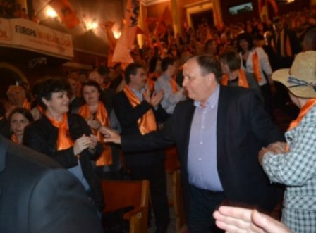 Candidații PDL la Parlamentul European și-au făcut intrarea la teatru pe imn și baloane