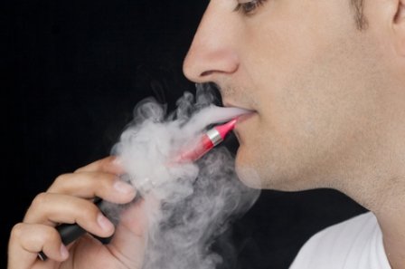 Acum e demonstrat ştiinţific: ţigările electronice chiar ajută fumătorii să se lase de viciu! Ce au aflat cercetătorii
