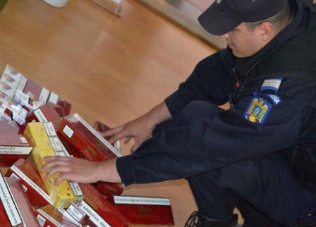 Femeie depistată de jandarmi în timp ce transporta 250 de pachete de țigări