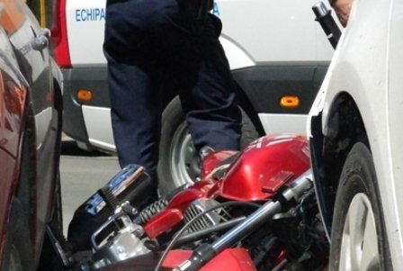 Motociclist rănit după ce s-a izbit de o maşină pe Calea Națională din Botoșani