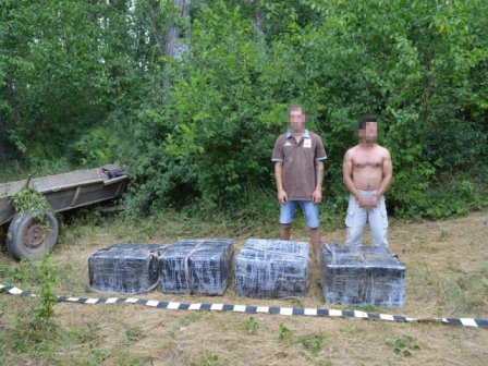 Trei bărbaţi care au trecut ţigări de contrabandă cu o funie şi o lansetă peste Prut, depistaţi la frontieră  - VIDEO