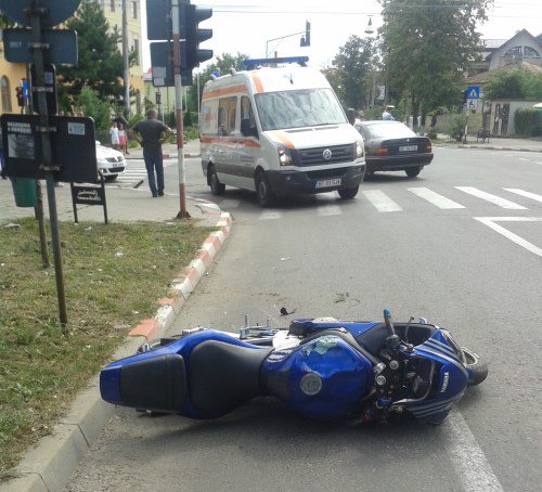 Motociclist aruncat pe asfalt în urma unui accident în apropierea Colegiului Naţional „A. T. Laurian”