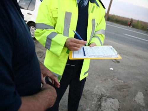 Şofer din municipiu depistat în trafic deşi avea dreptul de a conduce suspendat