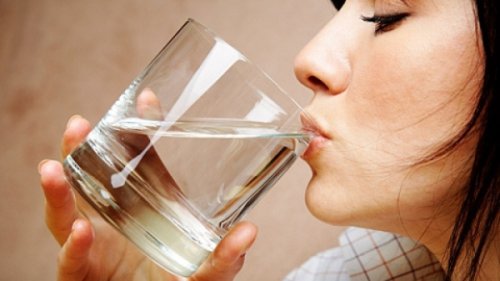 Apa îmbuteliată vs cea de la robinet: Care e mai sănătoasă? Răspunsul specialiştilor