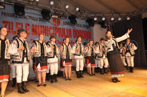Dans, cântec și voie bună la Dorohoi cu Adriana Bucevschi și Ansamblul Folcloric „Hora” din Văculești - FOTO