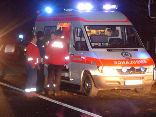Transportat la un spital din Iași după ce a fost accidentat în urma unei traversări neregulamentare