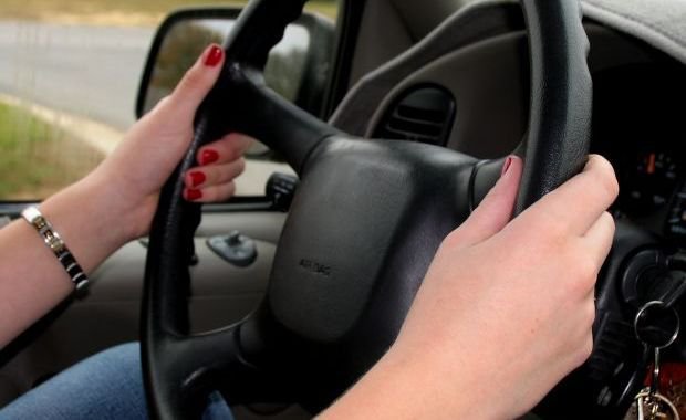 Tânără prinsă la volanul unui autoturism fără a poseda permis de conducere  