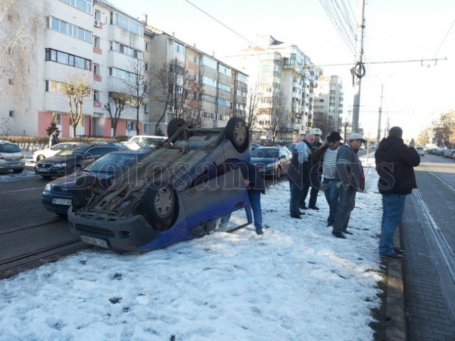 Accident spectaculos pe Calea Națională din Botoșani. O mașină s-a răsturnat pe scuar - FOTO