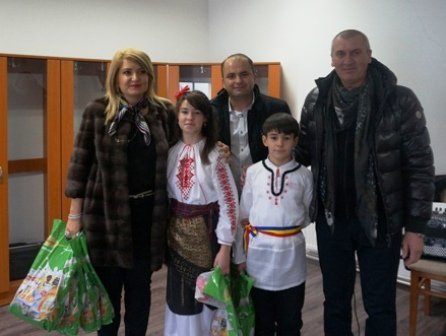 Final de an sărbătorit de elevii Școlilor din Vlăsinești cu daruri - FOTO
