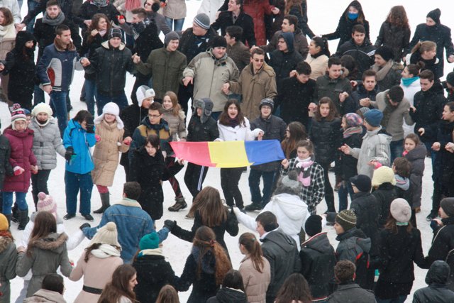 Hora Unirii cu un mare număr de elevi la C.N. Mihai Eminescu Botoșani - FOTO
