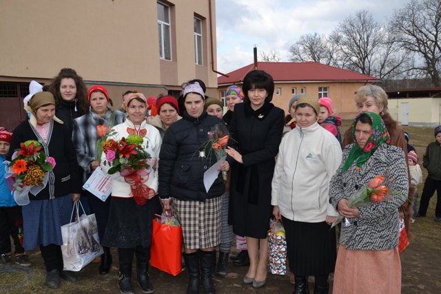 Acțiune OFSD Botoșani: 10 mame împreună cu copii lor sărbătorite la Albești - FOTO