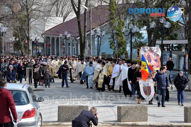 Sute de credincioși prezenți la procesiunea organizată în ajunul Floriilor, la Dorohoi - Sâmbăta lui Lazăr - FOTO