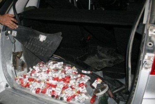 Tânăr prins de polițiști în timp ce tranporta cu autoturismul țigări de contrabandă