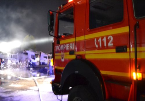 Camion parcat în curtea unei societăţi comerciale din Botoșani, distrus într-un incendiu
