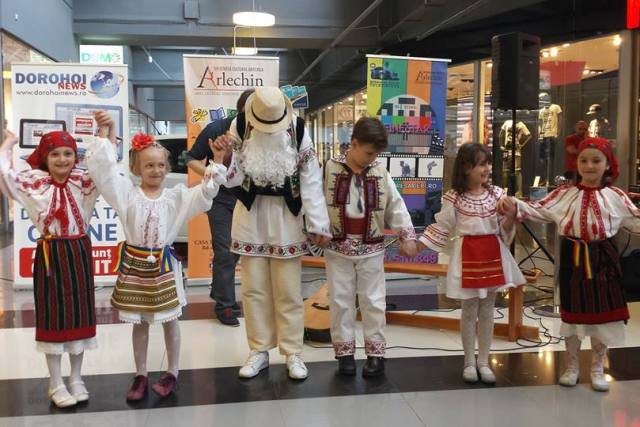 Ziua internaţională a Dansului sărbătorită de tinerii de la Clubul ARLECHIN Botoșani - FOTO