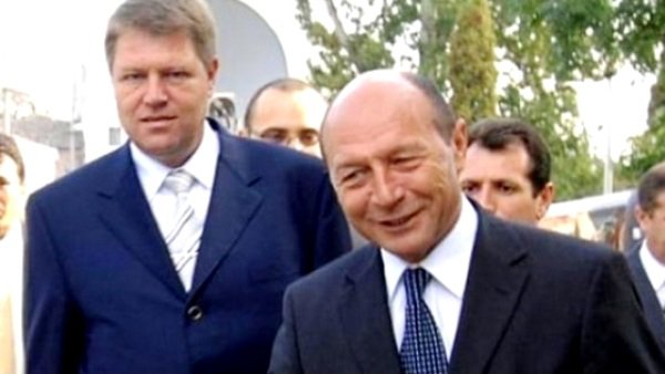 Cine este mai POSTAC: Iohannis sau Băsescu. Întrecerea preşedinţilor pe Facebook