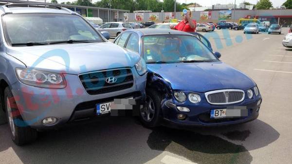 Maşini avariate în parcarea unui hipermarket din Botoşani!