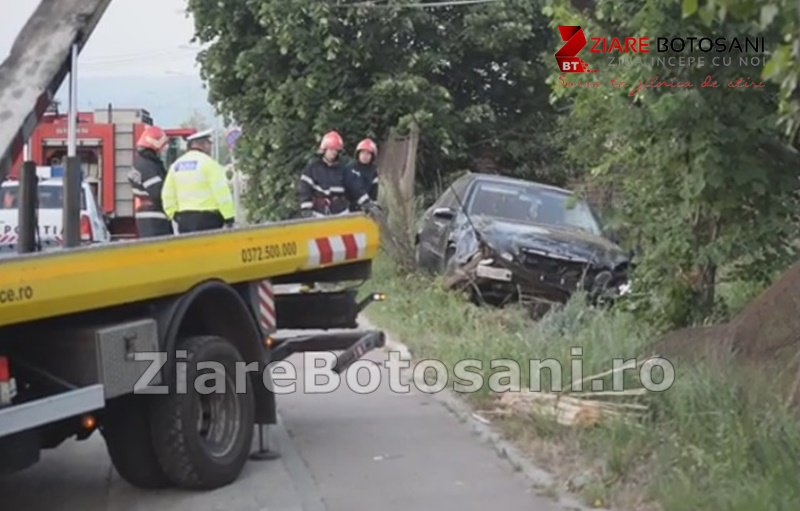 Accident la Botoșani: Stâlp rupt, mașină de lux distrusă, șofer fugit de la fața locului! - FOTO