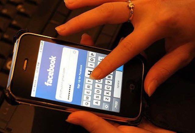 Trei eleve riscă ani grei de închisoare din cauza unui cont de Facebook