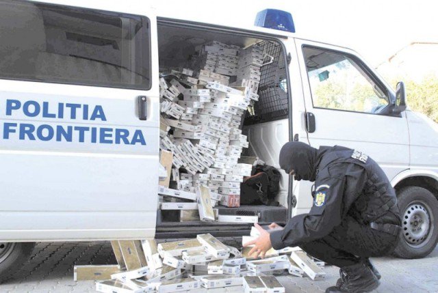 Rețea de contrabandiști români și moldoveni, destructurată de autorităţile celor două țări