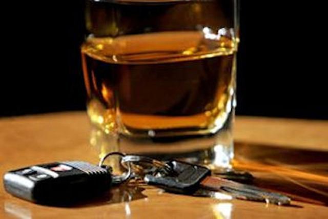 Depistați de polițiști la volan sub influența alcoolului și fără permis