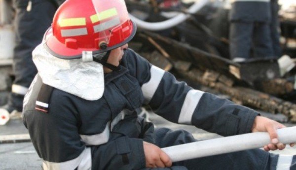 Trei ore de luptă cu flăcările a pompierilor botoșăneni pentru stingerea unui incendiu la Viişoara