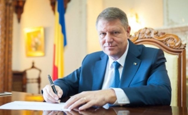 Klaus Iohannis a promulgat Legea privind acordarea voucherelor pentru vacanţă