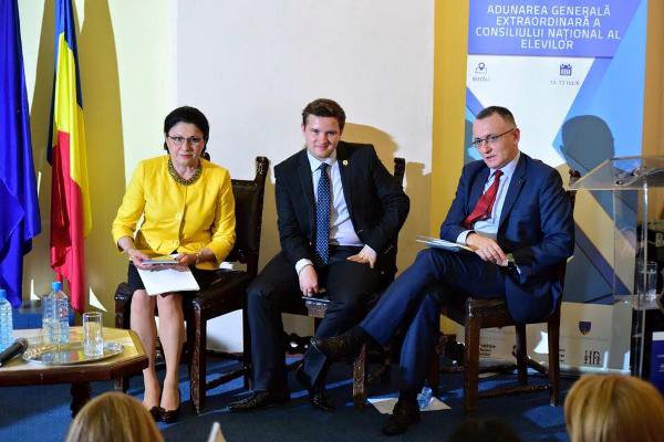 Dezbatere publică la Buzău între reprezentanții elevilor și ministrul educației - FOTO