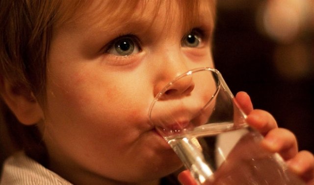 Pentru părinți! De ce trebuie să-ți încurajezi copilul să bea apă