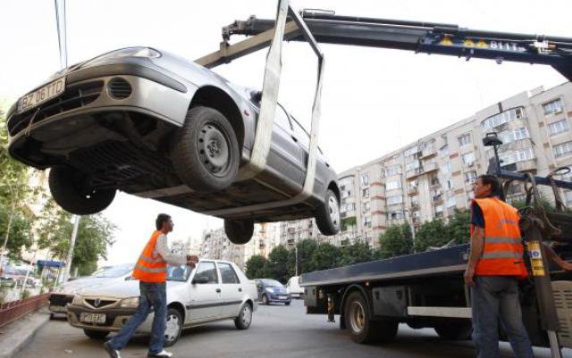 Autoturismele parcate ilegal nu vor mai putea fi ridicate de hingherii de maşini. Decizia, publicată în Monitorul Oficial
