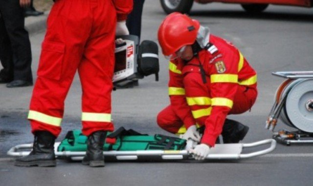 Tânăr din Botoșani rănit într-un accident. Maşina a mers 40 de metri într-un şanţ, apoi s-a răsturnat