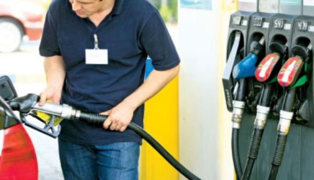 Veste bună pentru şoferi: Carburanţii se ieftinesc în acest weekend